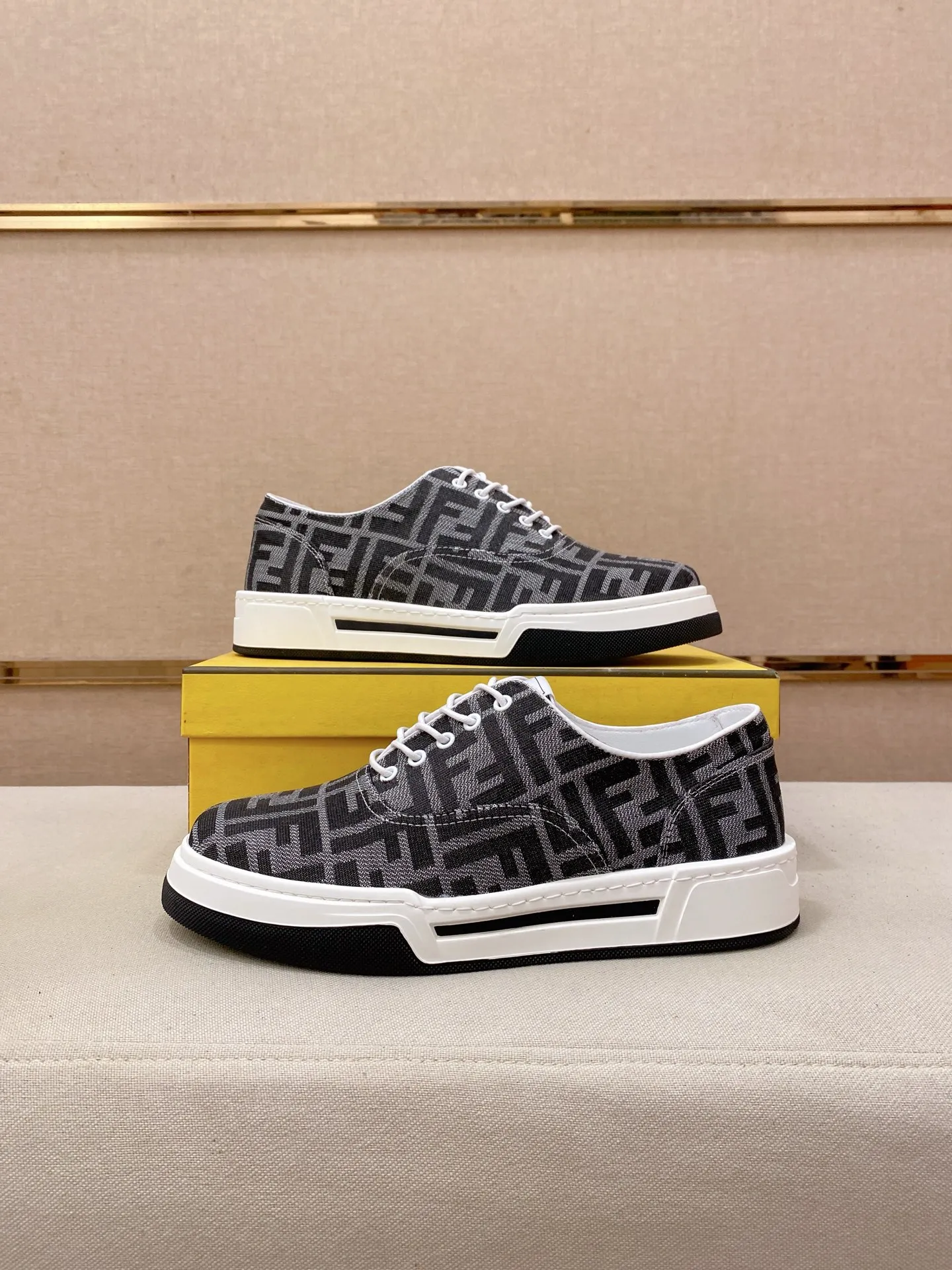 Men's shoes 💰 420💰 (FENDI) New high-top 👊🏻 upper 🇮🇹 imported cowhide fabric 🇩🇪 lining imported sheepskin lining. The original outsole is molded to highlight the identity of every man, and the upper foot is stable and stable🚶🏻🚶🏻The high-end custom counters reproduce the original version📯No matter the wind or rain, the shoe last remains unchanged and can withstand the verification of time🔍️,🔵 Size: 38-44 (45 is custom-made and cannot be returned or exchanged